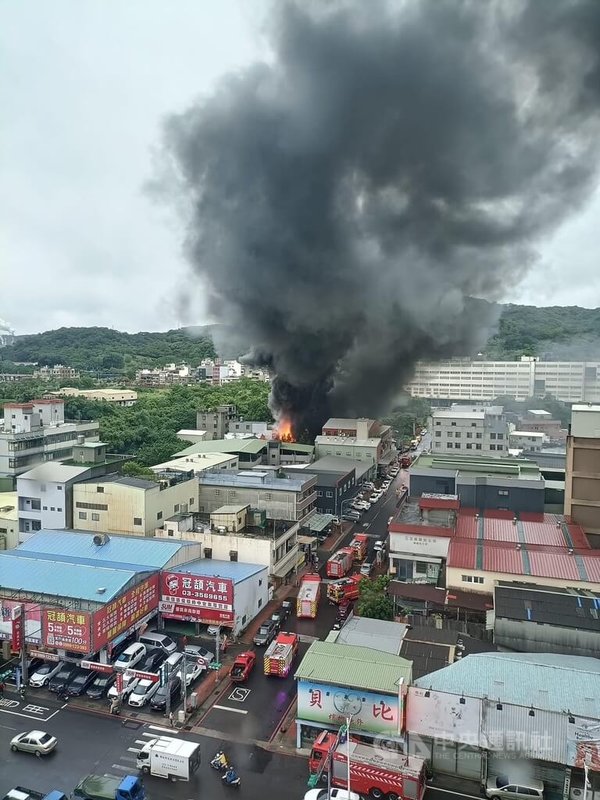 桃園市桃園區鹽庫街一處汽車回收廠24日下午發生火警，陣陣濃煙直衝天際，從遠處也可見橘色火光，現場一名男子燒燙傷送醫，起火原因仍待調查釐清。（翻攝照片）中央社記者葉臻傳真 113年10月24日