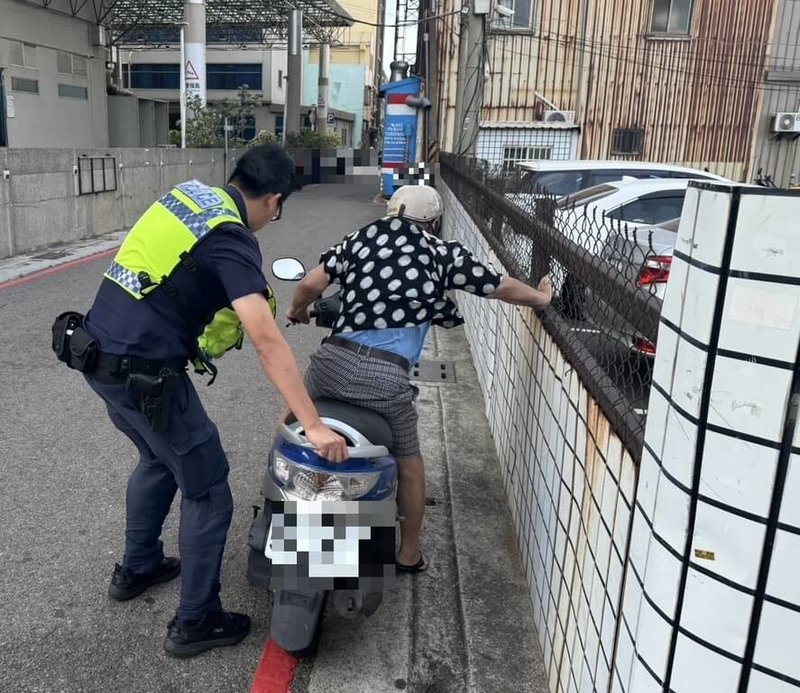 時序入秋,台中海線地區風勢漸大。日前員警在梧棲巡邏時,發現有老翁被大風連人帶機車吹到逆向快車道,人車就停在快慢車道分隔島上,員警協助將機車牽至路旁,待風較平穩、安全無虞時,才讓老翁騎車離去。(民眾提供)中央社記者趙麗妍傳真 113年10月24日
