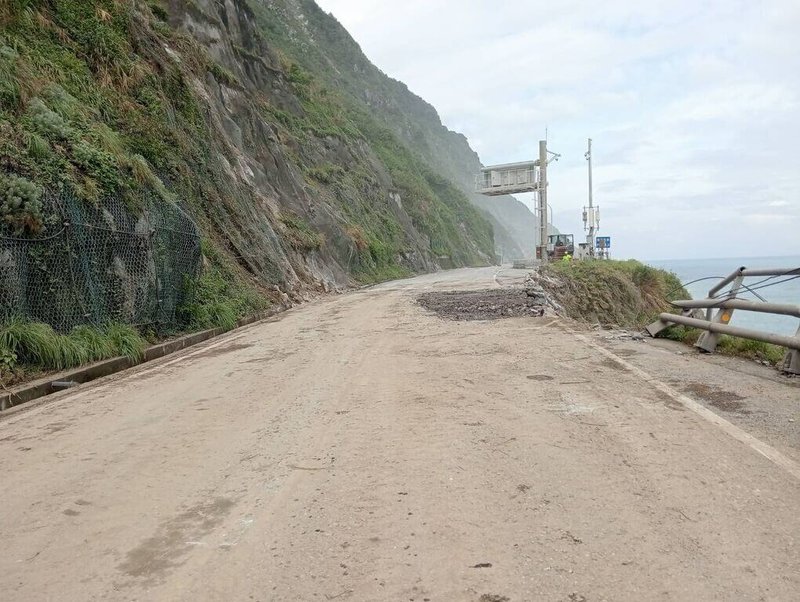 舊蘇花公路台9丁61.5K(和中路段)25日上午10時發生坍方落石、道路阻斷,因路面受損,搶通後接續進行AC路面鋪設,預計下午5時恢復通行。(公路局提供)中央社記者張祈傳真 113年10月25日