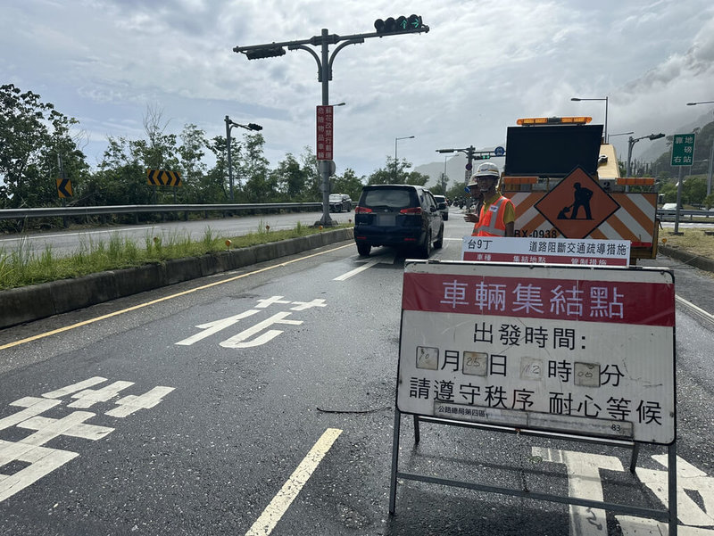 蘇花公路台9丁61.5K（和中路段）25日上午10時發生坍方落石、道路阻斷，公路局中午12時起改以蘇花改中仁隧道北上線單線輪流放行。（公路局提供）中央社記者張祈傳真  113年10月25日