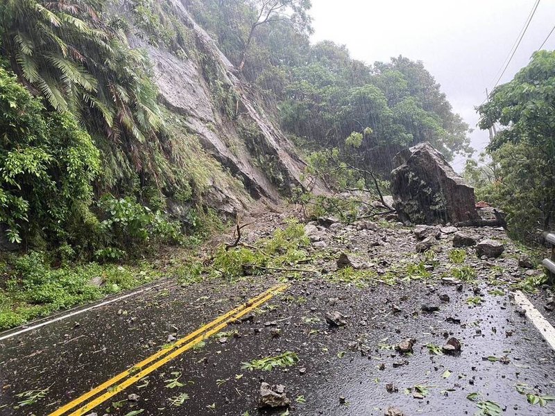 台11線35K+300（磯崎明隧道至砂脈橋）路段25日上午發生邊坡土石坍滑，交通一度中斷，經搶通已恢復雙向通行。（公路局提供）中央社記者張祈傳真  113年10月25日