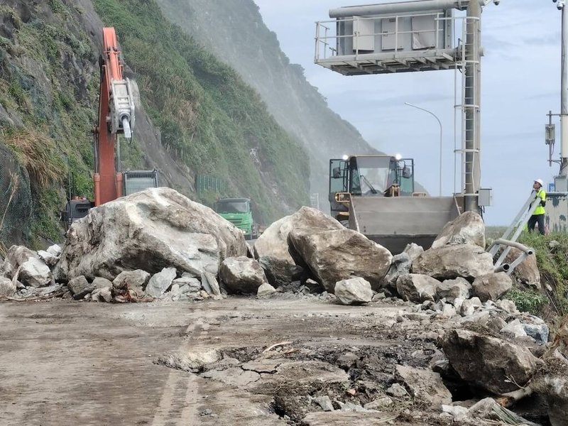 舊蘇花公路台9丁61.5K（和中路段）25日上午發生坍方落石、道路阻斷，預計下午5時恢復通行。（公路局提供）中央社記者張祈傳真  113年10月25日