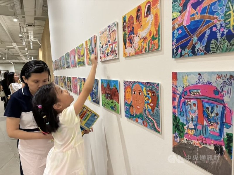 駐新加坡代表處25日晚間在慈濟人文青年中心舉辦「世界兒童畫展—奇藝旅程」活動,吸引許多孩童與家長與會。中央社記者吳昇鴻新加坡攝 113年10月25日