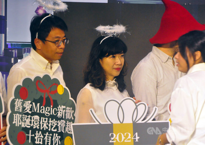 新北市觀光旅遊局25日為11月將登場的2024新北歡樂耶誕城舉辦宣傳記者會,公布今年活動特點與舉辦時間,環保局長程大維(左)、經發局長盛筱蓉(左2)等各局處單位皆動員參與。中央社記者黃旭昇新北市攝 113年10月25日