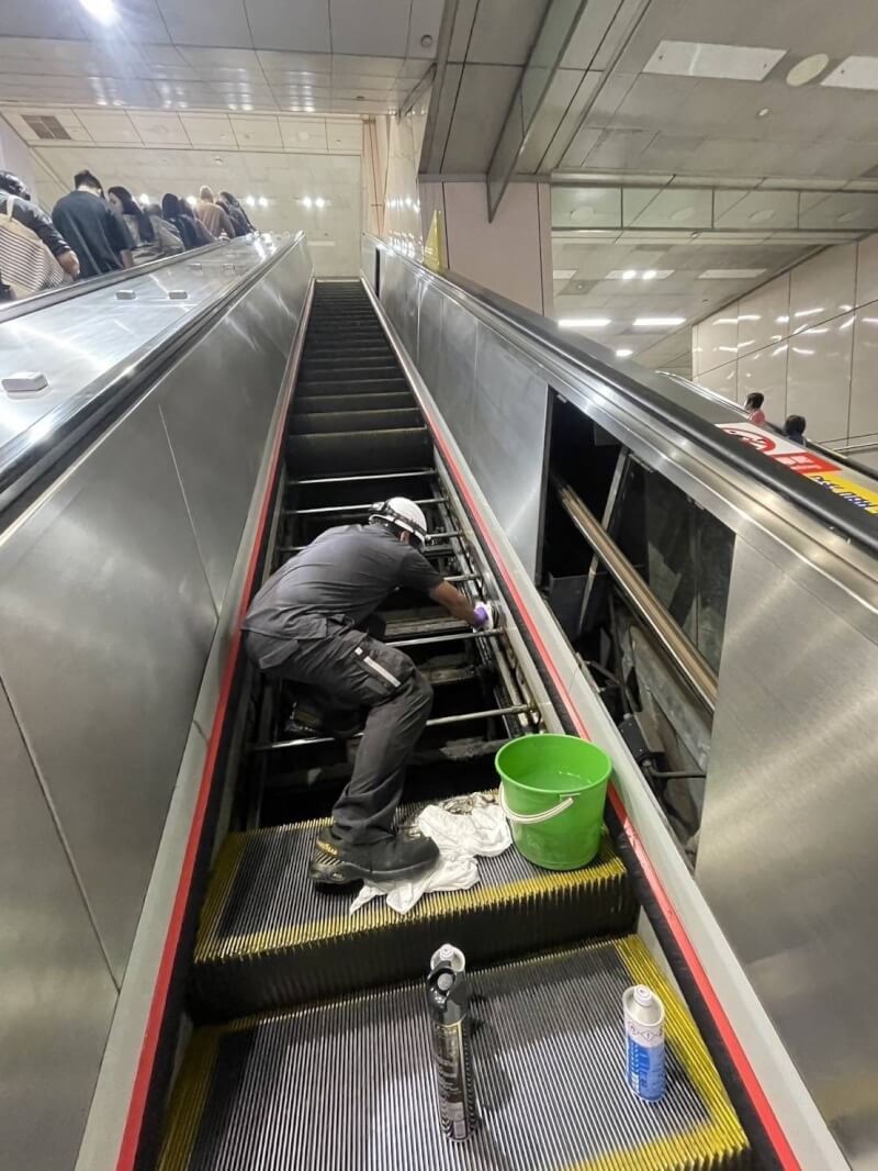 北捷24日出動10名工作人員清潔電扶梯。（圖取自台北捷運公司網頁metro.taipei）