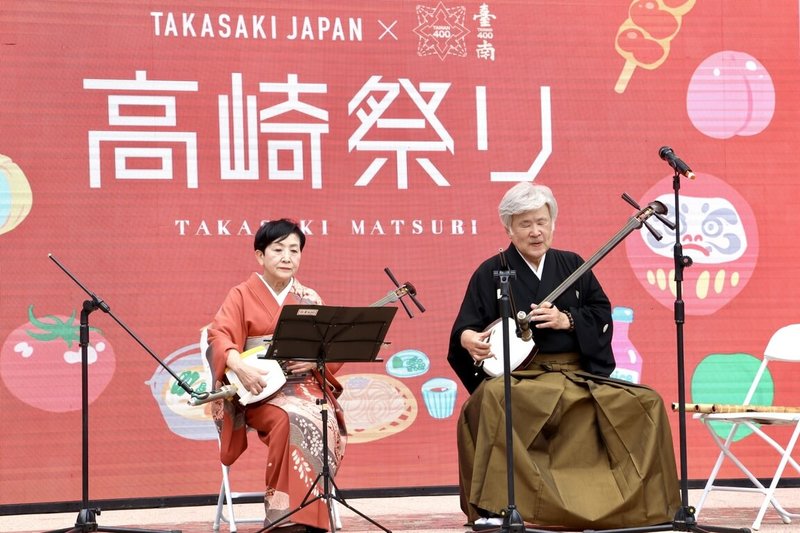 日本「高崎祭」25日起一連3天在台南大遠百登場，開幕式邀請演奏家松本梅頌（右）演奏日本傳統音樂三味線。（台南市政府提供）中央社記者張榮祥台南傳真  113年10月25日