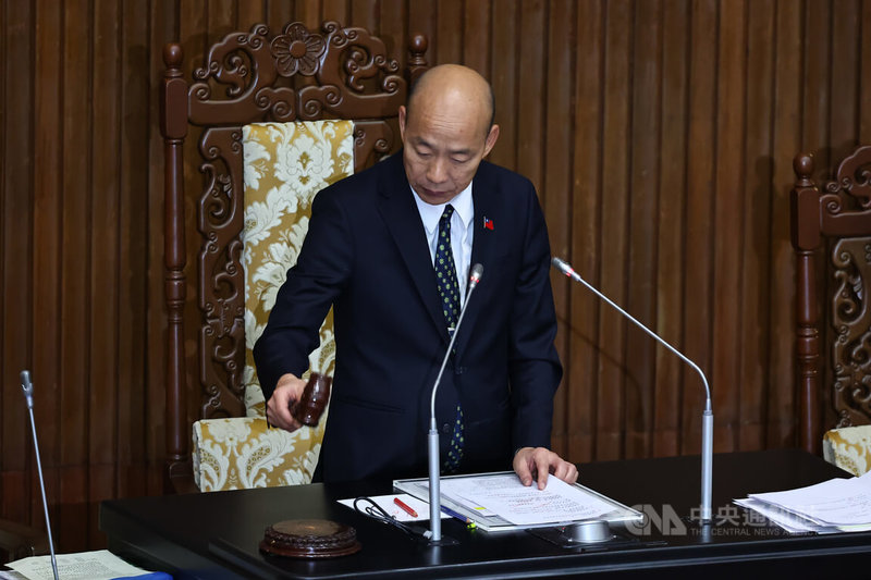 立法院長韓國瑜（圖）25日敲槌宣布三讀修正通過都更條例第65條，放寬實施容積管制前，已掛號申請建照的建築基地，也可適用容積認定。中央社記者翁睿坤攝 113年10月25日