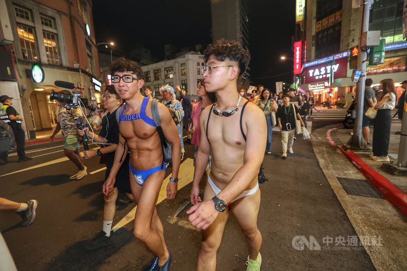 2024第6屆台灣跨性別遊行25日晚間在台北登場,邀請社會大眾共同響應參與,透過遊行展現對跨性別社群的支持,期待攜手邁向性別平等的未來。圖為與會民眾大方秀出好身材。中央社記者王飛華攝 113年10月25日