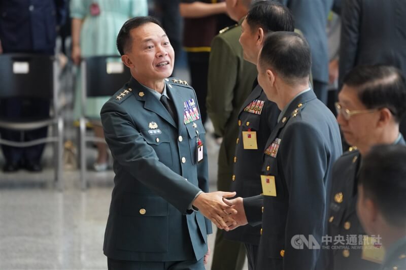 民國112年下半年陸海空軍晉任將官勗勉典禮，陸軍司令鍾樹明上將（左）向晉任將官握手致意。（中央社檔案照片）