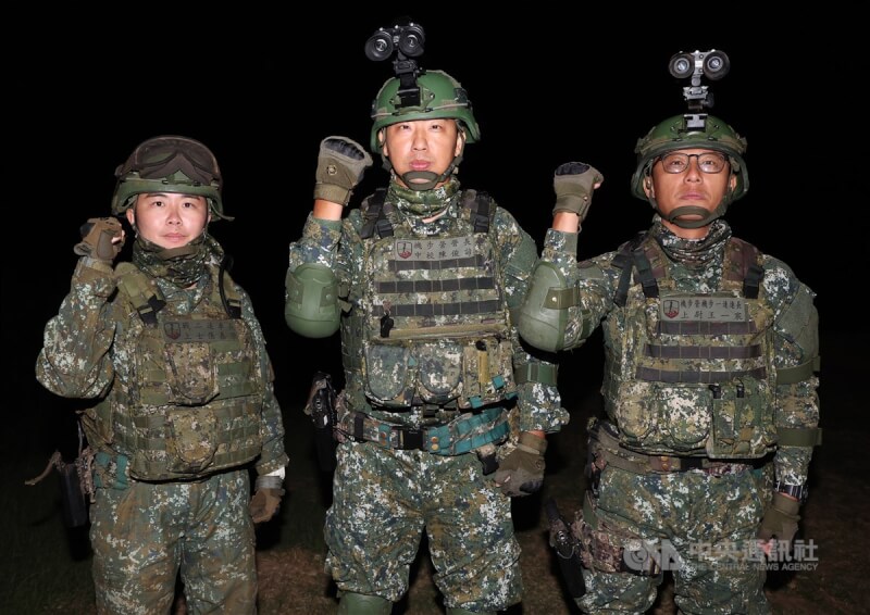 國軍第一作戰區昨天晚間執行「鎮疆操演」實彈射擊訓練，這是鎮疆操演首次於夜間實彈射擊。陸軍澎湖防衛指揮部機步營營長陳俊諺中校（中）、澎防部機步營機步一連連長王一宸上尉（右）與澎防部戰車營戰車二連車長張嘉芳上士（左）會後接受媒體聯訪表示，操演目的在使官兵熟稔夜間戰場，以及強化夜間作戰能力。中央社記者張新偉澎湖攝 113年10月25日