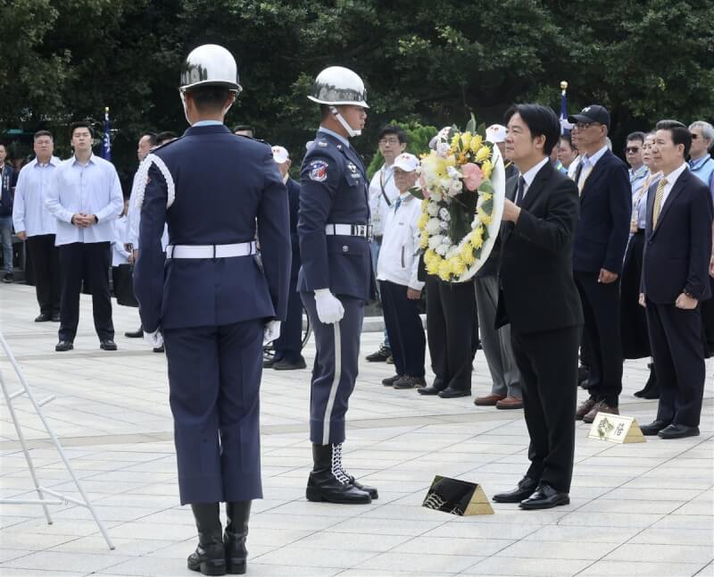 總統賴清德（前右）25日上午前往金門太武山公墓，主持「古寧頭戰役75週年追思祭悼典禮」，向參戰官兵獻花致意。中央社記者張皓安攝　113年10月25日