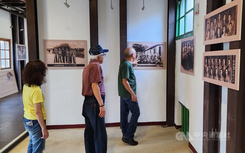 「開箱老相片」澎湖眷村影像歲月展25日在篤行十村眷村文化保存園區展出，吸引不少民眾前往參觀。中央社  113年10月25日