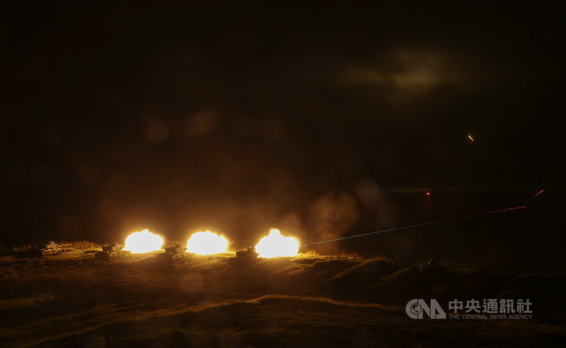國軍第一作戰區24日執行「鎮疆操演」首次夜間實彈射擊訓練,假想共軍利用夜間視線不良實施登陸,陸軍澎防部出動M60A3戰車、迫砲、機槍等武器進行射擊,戰車砲射擊時的火光劃破黑夜,場面震撼。中央社記者張新偉攝 113年10月25日