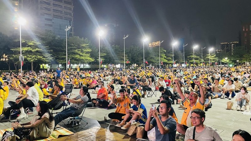 台中市政府25日晚間在府前廣場舉辦中華職棒總冠軍賽賽事直播派對,吸引逾千名球迷到場共襄盛舉,許多人身披兄弟球衣參與,齊心為兄弟加油打氣。(台中市府提供)中央社記者蘇木春傳真 113年10月25日
