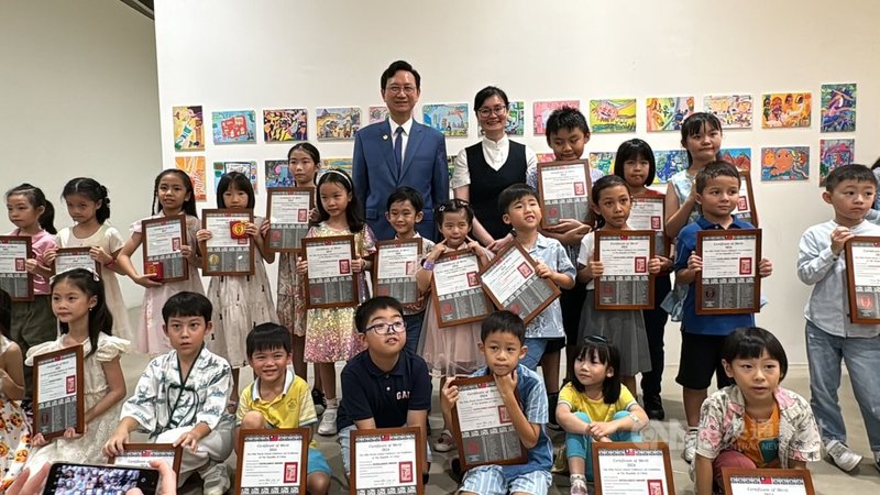 駐新加坡代表處25日晚間舉辦「世界兒童畫展」揭幕儀式,現場除了展示上屆作品,也為今年參展孩童頒授獎狀。中央社記者吳昇鴻新加坡攝 113年10月25日