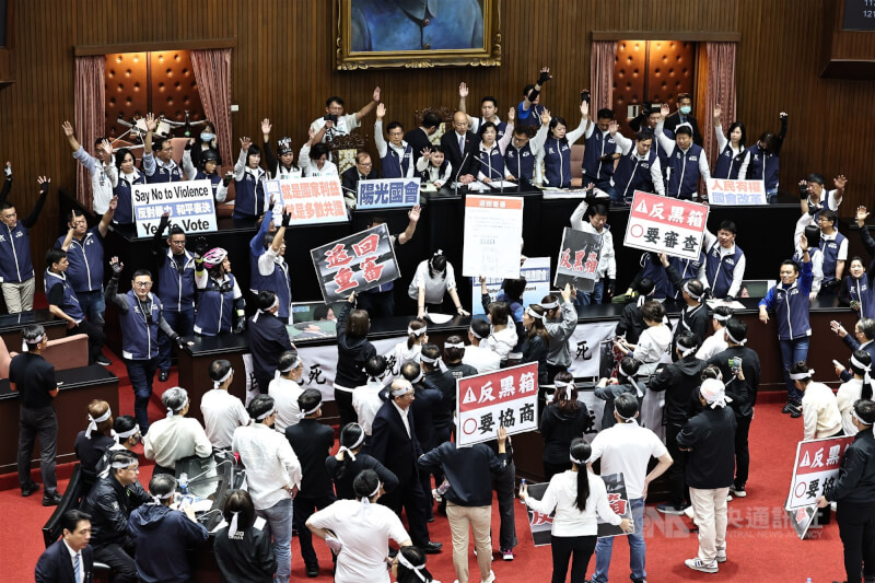 立法院5月處理藍白所提國會職權相關修法，院會二讀表決完立法院職權行使法第25條，要審查下一個條文時，民進黨團提議全案重付審查，退回重審，但經舉手表決，不敵藍白挾人數優勢吞敗。（中央社檔案照片）