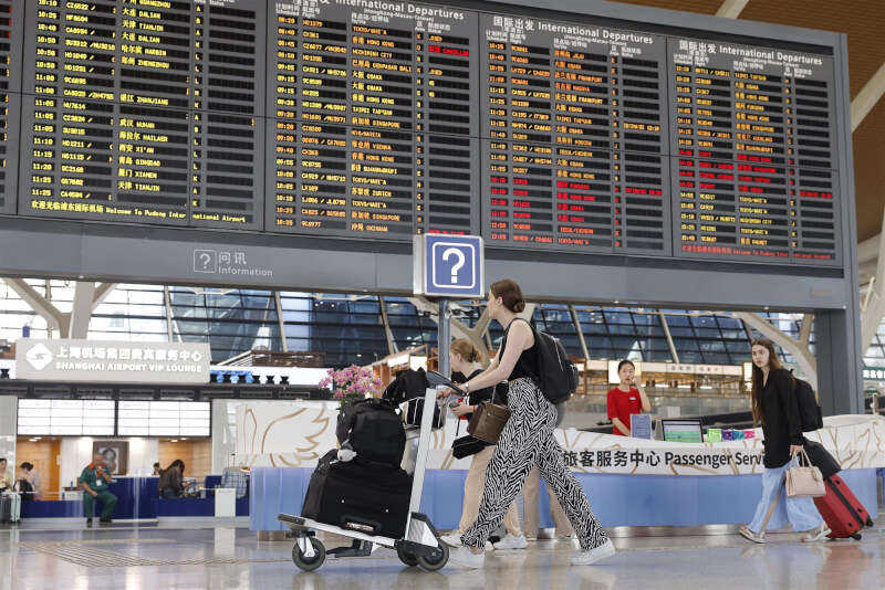 圖為上海浦東國際機場顯示出境航班資訊。（中新社）