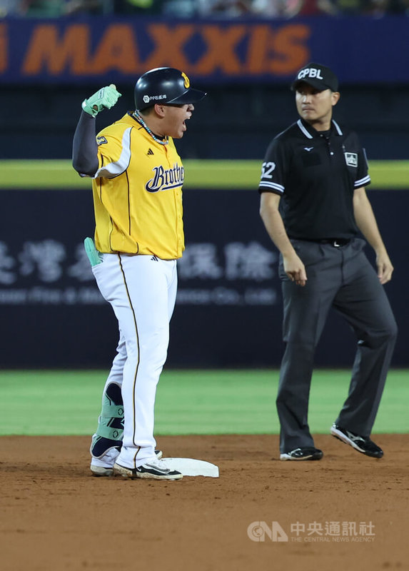 中華職棒中信兄弟隊25日在主場台中洲際棒球場以4比1拿勝、總冠軍賽系列戰4勝1敗,勇奪年度總冠軍。兄弟陣中曾頌恩(左)全場敲出3安猛打賞,貢獻2分打點、跑回1分,是球隊封王功臣之一。中央社記者趙世勳攝 113年10月25日