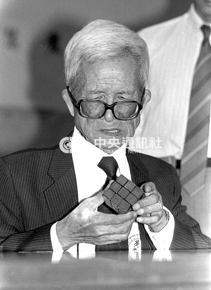 73歲的黃舜周雖然視力不佳,花了較多時間解題,但仍順利完成3道題目。中央社記者方沛清攝 78年10月28日