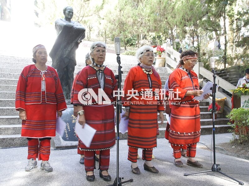 霧社事件82週年紀念日時,南投縣舉辦祭典活動,霧社事件遺族居住地清流部落耆老,在莫那魯道銅像前吟唱傳統古調追思。中央社記者林恆立 101年10月27日