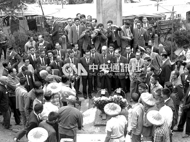 民國62年10月27日南投仁愛霧社紀念公園舉行霧社抗日領導人莫那魯道遺骸安葬祭典。中央社記者葛日新攝 62年10月27日