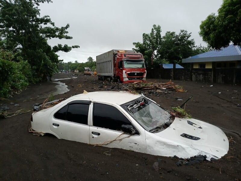 菲律賓街道上一輛汽車23日被泥土淹沒。（RALPH OPENIANO/via 路透社）