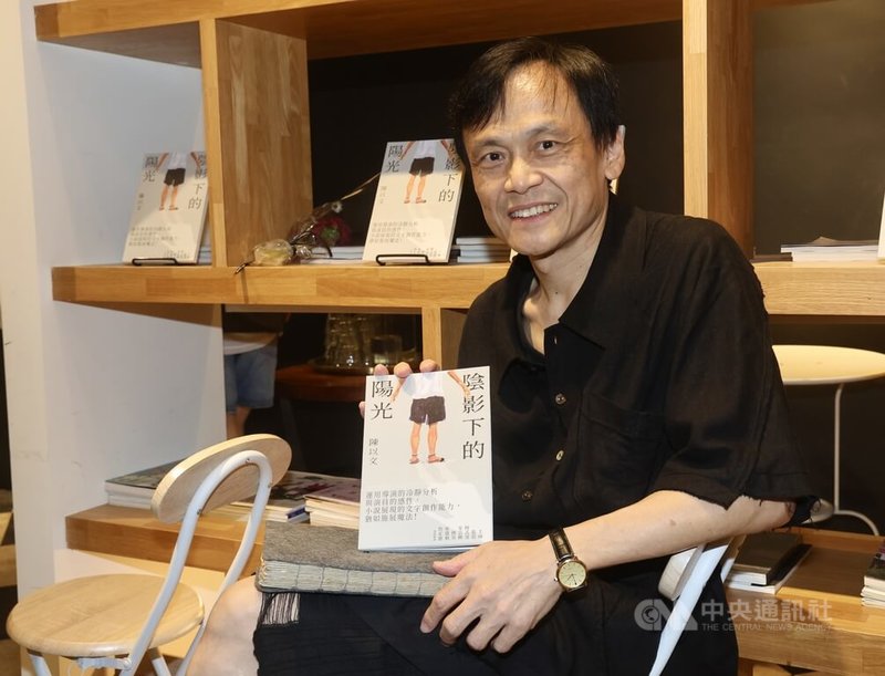 金馬影帝陳以文(圖)26日下午在台北出席小說「陰影下的陽光」新書分享會,與讀者書迷分享創作點滴。中央社記者張皓安攝 113年10月26日