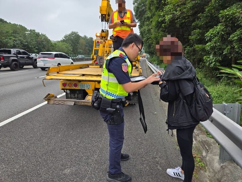 一名澳洲籍男子（右）26日騎著YouBike誤闖國道3號，警方獲報後隨即在北上竹縣路段攔停男子，除依法開罰外，也通知拖吊業者協助將男子與單車載送至附近交流道。（民眾提供）中央社記者魯鋼駿傳真  113年10月26日