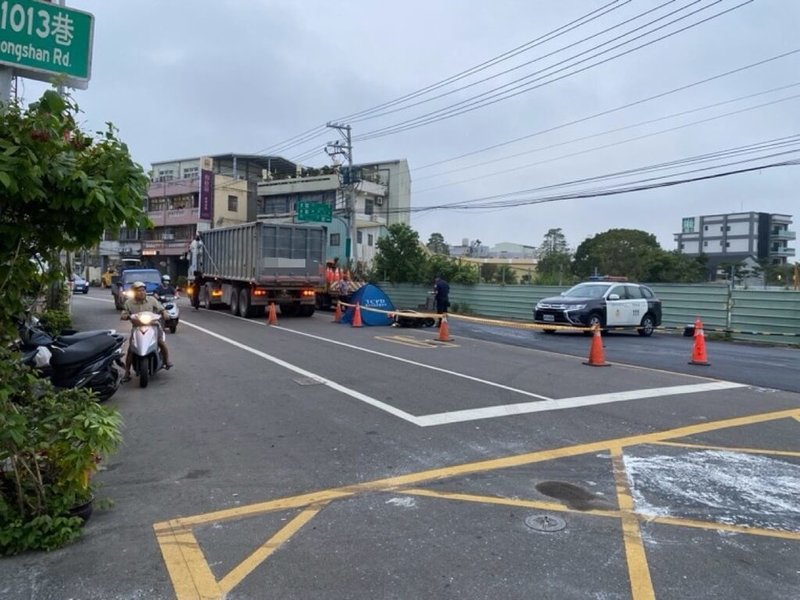 台中市神岡區26日下午發生一起死亡車禍，警方表示，一輛曳引車變換車道時與同向也要變換車道的機車發生碰撞，女騎士倒地傷重身亡。（民眾提供）中央社記者郝雪卿傳真  113年10月26日