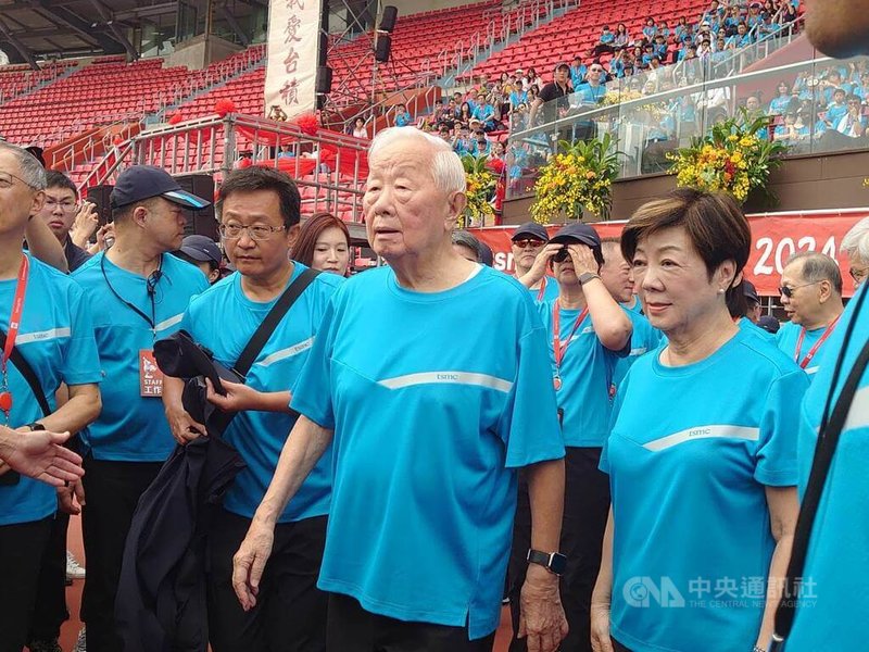 台積電運動會26日在新竹縣立體育場舉行，創辦人張忠謀（右2）和張淑芬（右1）伉儷出席，兩人一抵達會場隨即繞場一周，與台積電員工打招呼。中央社記者張建中攝 113年10月26日