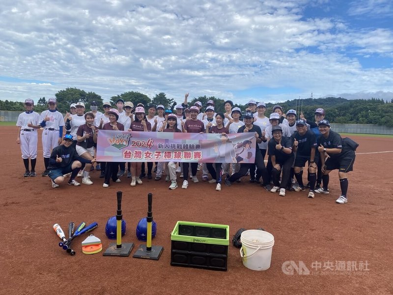 台灣女子棒球運動推廣協會26日舉行「挑戰體驗賽」活動，邀請民進黨立委黃捷（前排左5）、張雅琳（前排左6）、國民黨台北市議員柳采葳（前排左4）、民進黨台北市議員簡舒培（前排左3）等人出席。中央社記者吳書緯攝 13年10月26日