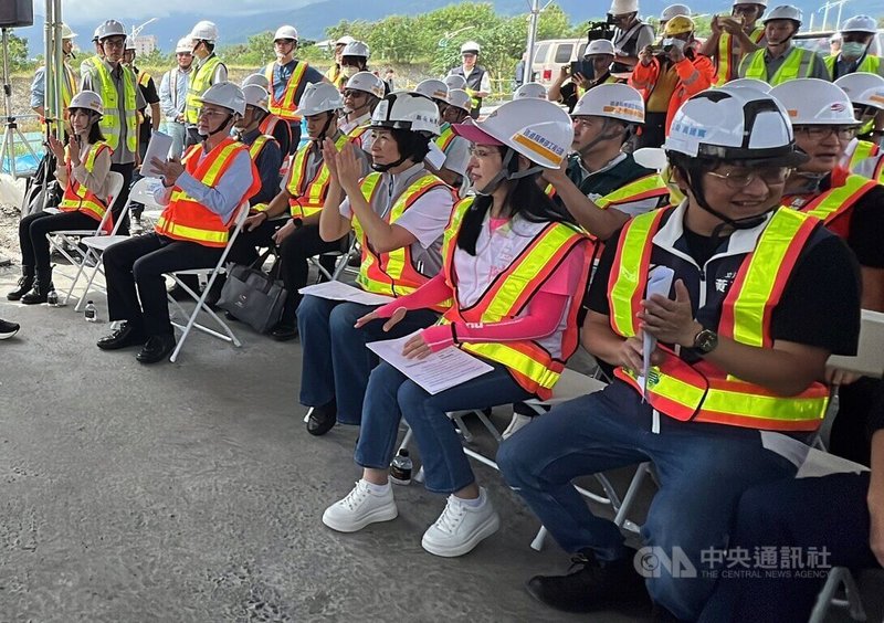 颱風山陀兒造成台東溪流淤積，行政院長卓榮泰（前排右4）26日到台東視察花東鐵路雙軌化工程時，台東縣長饒慶鈴（前排右3）向卓榮泰爭取清淤經費。中央社記者盧太城台東攝 113年10月26日