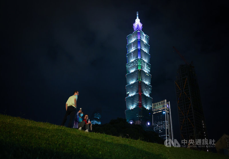 響應第22屆台灣同志遊行，台北101大樓26日晚間以彩虹色彩妝點整棟建築，傳達對性別平權與多元文化的支持。中央社記者趙世勳攝  113年10月26日