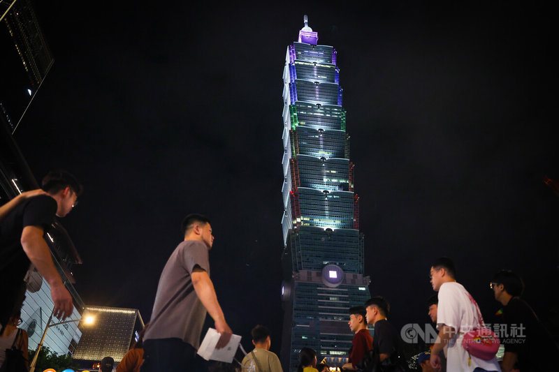 為響應2024第22屆台灣同志遊行,台北101大樓26日晚間以彩虹色彩妝點整座建築,傳達對性別平權與多元文化的支持,點燈將持續至晚間11時。中央社記者趙世勳攝 113年10月26日