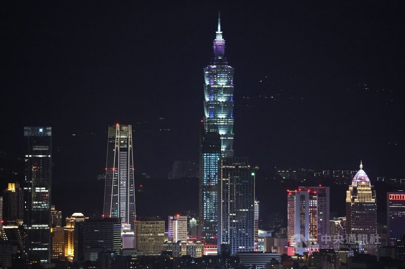 為響應支持2024第22屆台灣同志遊行理念,台北101大樓26日晚間特別以彩虹色彩點亮整座建築。圖為入夜後從象山一帶遠眺台北101風景。中央社記者趙世勳攝 113年10月26日