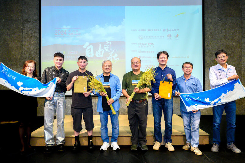 金曲歌王許富凱(左2)、製作人陳鎮川(左3)等人26日出席池上秋收稻穗藝術節記者會,共同見證地方共伴、共好、共榮的文化藝術盛會。(台灣好基金會提供)中央社記者洪素津傳真 113年10月26日