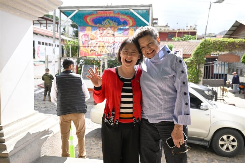 外交部長林佳龍訪問瓜地馬拉,瓜國第一夫人貝娜多(右),熱情接待林佳龍夫人廖婉如(左),展現兩人的好情誼。(圖取自facebook.com/forpeople)