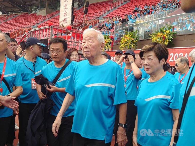 台積電運動會26日在新竹縣立體育場舉行，創辦人張忠謀（右2）和張淑芬（右1）伉儷出席，兩人一抵達會場隨即繞場一周，與台積電員工打招呼。中央社記者張建中攝 113年10月26日