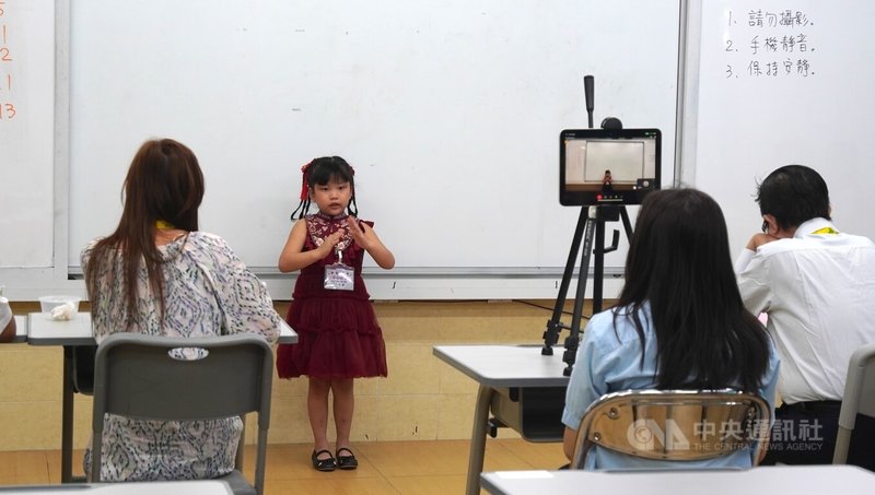 雅加達台灣學校舉辦首屆「雅華盃」華語文競賽,吸引逾300人報名。圖為小學生參加詩詞朗誦比賽。中央社記者李宗憲雅加達攝 113年10月26日