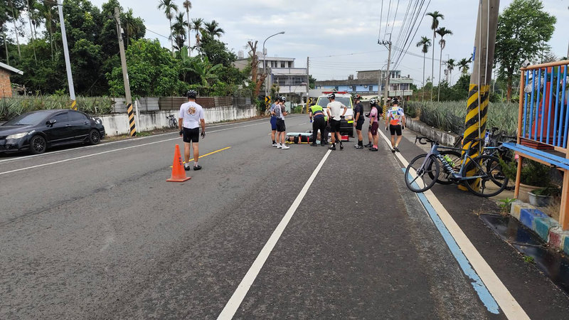 彰化縣芬園鄉139線26日上午發生自行車友與流浪犬擦撞事故，1隻黑色流浪犬突然從路邊衝到馬路，造成黃姓車友摔倒受傷，救護人員將他送醫治療，幸無大礙。（警方提供）中央社記者鄭維真傳真  113年10月26日