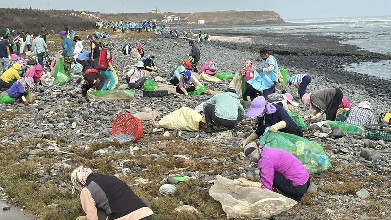 澎湖縣湖西鄉秋季淨灘活動26日在龍門土地公廟前岸際舉行，湖西鄉公所動員轄區各單位500多人淨灘，盼海岸恢復昔日乾淨美麗的景象。（湖西鄉公所提供）中央社  113年10月26日