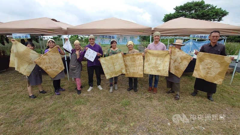 嘉義縣茶文化協進會26、27日在天然莊園舉辦茶文化市集，有阿里山茶染織品、木雕工藝、社區小農選品展售、茶席文化品茗及現場DIY體驗。中央社記者蔡智明攝  113年10月26日