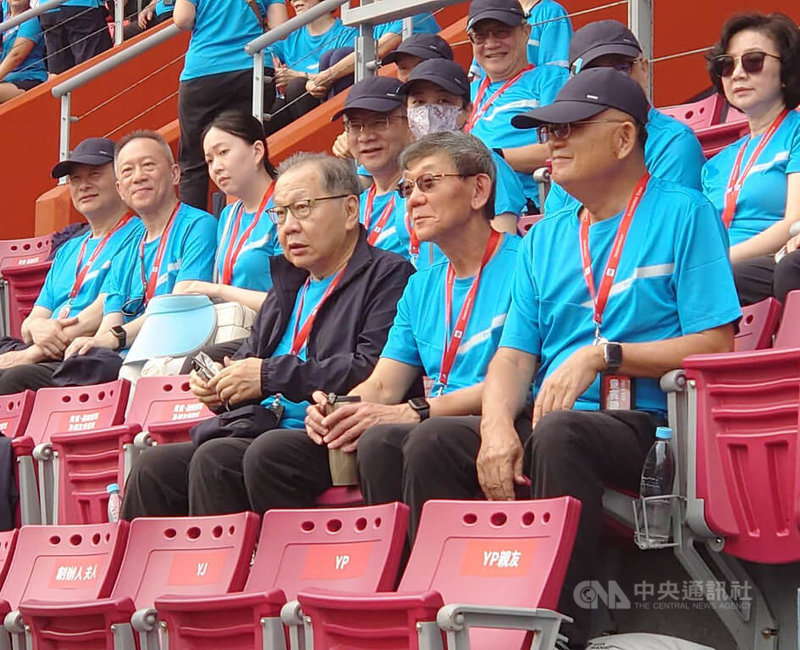 台積電運動會26日在新竹縣立體育場舉行,目前擔任聯發科執行長的前台積電執行長蔡力行(前排左1)應邀參加。中央社記者張建中攝 113年10月26日