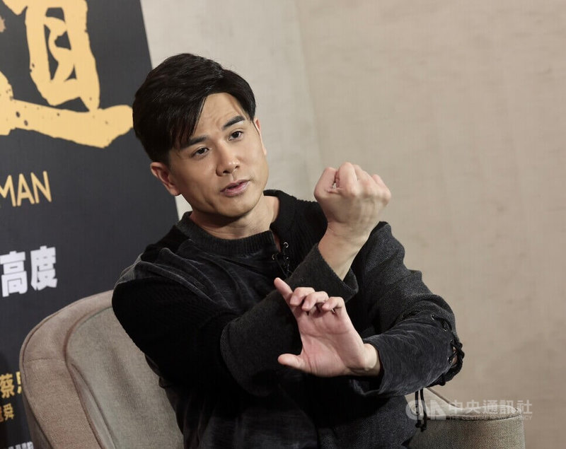 香港男星伍允龍(圖)近期主演動作劇情片「武替道」,他入行時就是從武打替身開始熬,47歲的他平時主要靠健身、運動等維持好體力。中央社記者張皓安攝 113年10月26日