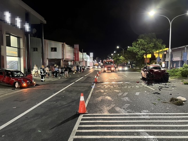 宜蘭縣政府警察局羅東分局表示，陳姓男子26日晚間駕駛自小客車沿光榮路橋往五結方向行駛，不明原因衝撞分隔島後，車輛衝入對向車道連撞2車，陳男送醫不治，另遭撞擊的其中一輛車內1家4口受傷送醫。（讀者提供）中央社記者王朝鈺傳真  113年10月27日