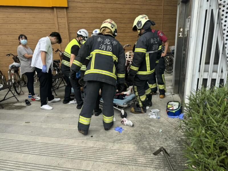 新北市板橋區捷運府中站2號出口旁的陸橋電梯27日發生故障急墜意外，警消迅速到場救護，初步了解，55歲婦人腳部骨折，其8歲侄子則有撕裂傷，2人都被送醫治療。（翻攝照片）中央社記者王鴻國傳真 113年10月27日