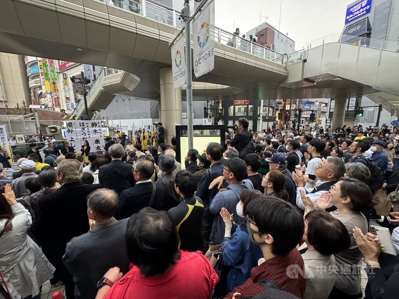 第50屆日本眾議院大選27日投開票，26日在八王子市車站前，「東京24區」候選人、前經濟產業大臣萩生田光一的造勢活動吸引許多支持者前來。對於萩生田未獲執政黨自民黨提名，部分支持者很生氣，但有支持者認為如果萩生田能憑一己之力當選，代表受到肯定。中央社記者楊明珠東京攝 113年10月27日