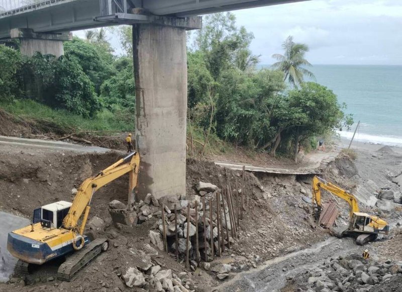 台鐵加速災後復建工程，包含南迴線K78處南坑三號橋下溪流護堤整建、太麻里（K80）處的路基鞏固等，預計民國114年1月完成。（台鐵提供）中央社記者余曉涵傳真 113年10月27日