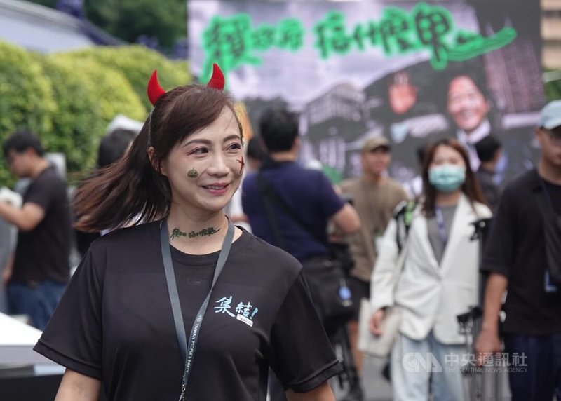 民眾黨27日在台北市愛國東路封街舉辦「賴政府,搞什麼鬼?」活動,許多民眾配合萬聖節裝扮造型,抗議賴政府種種施政亂象。中央社記者鄭傑文攝 113年10月27日