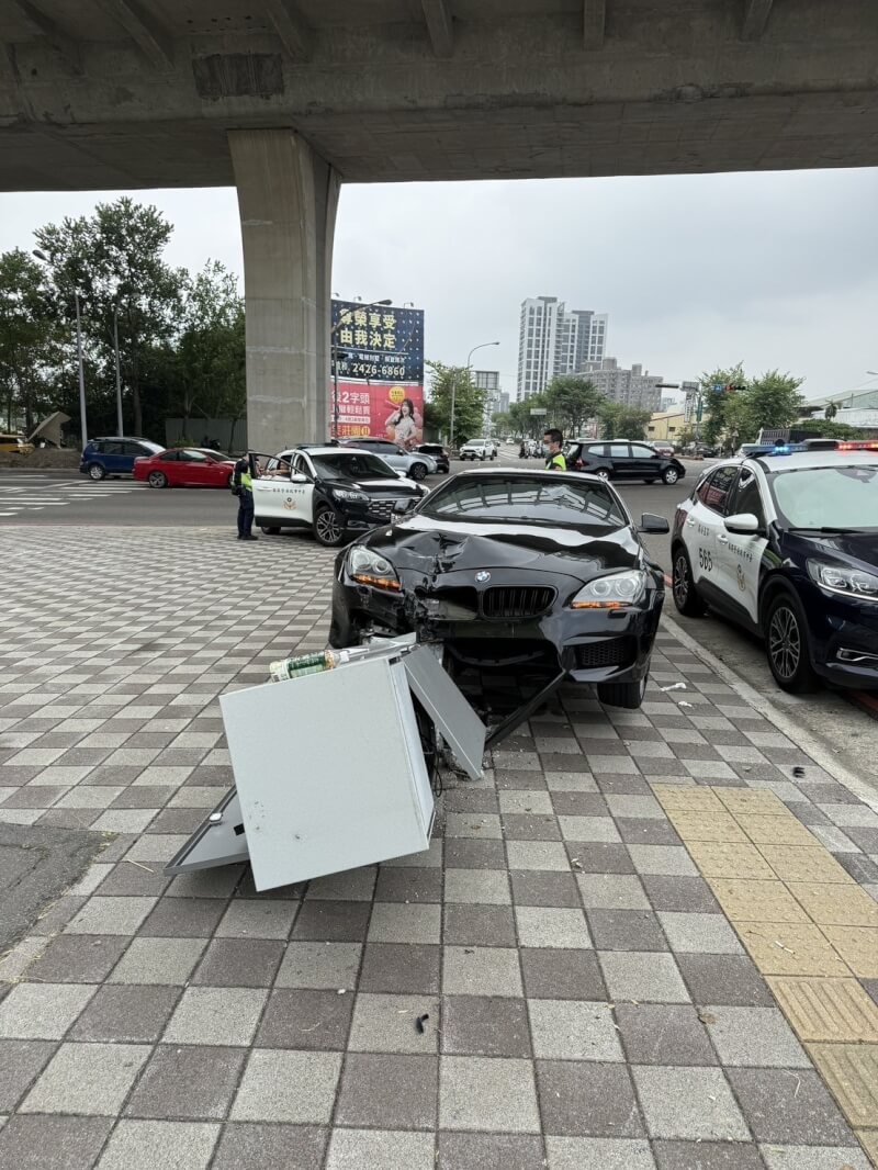 18歲白姓男子無駕照，27日上午疑駕駛家人租賃小客車，先在台中北屯區撞上1名行人逃逸，逃至另處路口失控自撞電箱，行人送醫不治，警方獲報到場處理，全案依過失致死罪嫌方向偵辦。（翻攝照片）中央社記者蘇木春傳真 113年10月27日